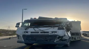 وفاة شخص وإصابة 19 بحادث تصادم بين حافلة عمال وشاحنة